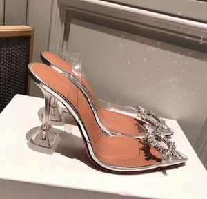 Chaussures Amina de qualité officielle parfaites Escarpins à bride en pvc ornés de cristaux Begum Muaddi Restocks Begum Pvc Slingbacks Talon haut de 5 cm