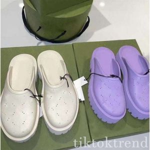 Sandales de styliste perforées, plateforme de luxe, pantoufles à motif creux, matériaux transparents, sandales plates en caoutchouc, pantoufles eur35-44