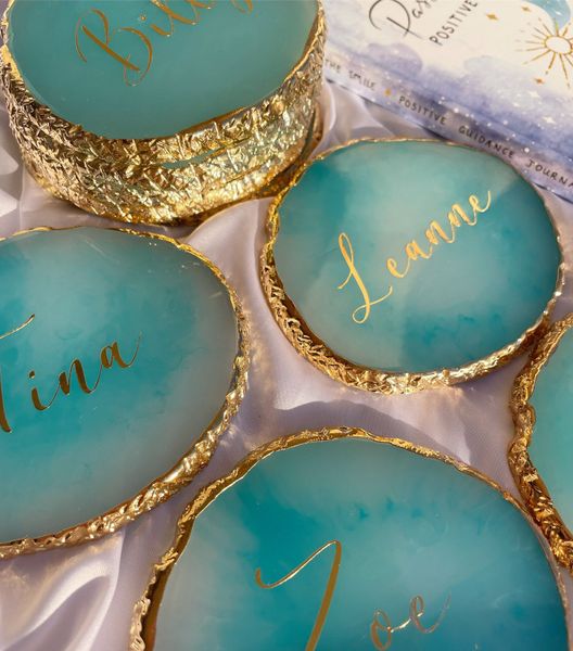 Couvre-Coasters en résine personnalisée marbre géode avec lettrage en or et garniture de noms de nom de prédilection