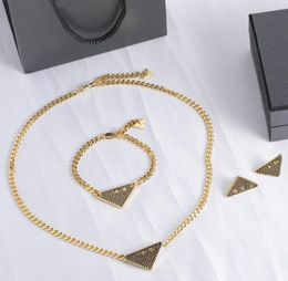 Persoonlijkheid klassieke Rhinestone hanger ketting vrouwliefhebbers cadeau hiphop trendy driehoekige armband designer merk oorrangstudie sieraden