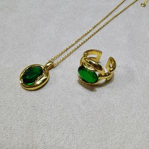 Temperamento personalizado y minimalista, cadena de clavícula, diseño de nicho, collar de cristal verde transparente