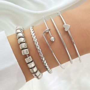 Bracelet de corde élastique de style de style de superposition personnalisé et à la mode, combinaison de bracelet en forme de cœur créative