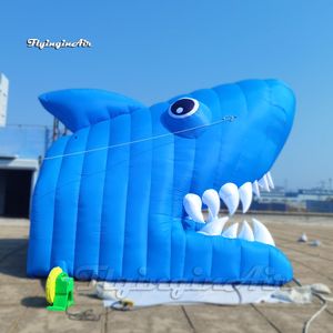 Tête de requin gonflable bleue personnalisée de mascotte d'animal de mer de dessin animé de tunnel de requin avec la bouche ouverte pour la décoration extérieure d'entrée