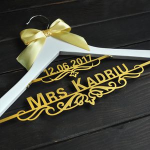 Personnalisé nuptiale nom personnalisé robe cadeau de mariage marié manteau demoiselle d'honneur cintre avec nœud papillon 220707