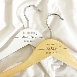 Cintres de mariée personnalisés pour robe, cintre en bois gravé pour cadeau de fête de mariée, décoration de mariage, 220707