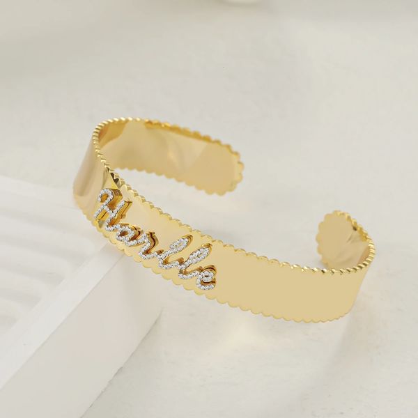 Bracelets de manchette personnalisés pour femmes Bracelet à bord ondulé Bracelet personnalisé avec nom de diamant ouvert Bracelets en acier inoxydable cadeau pour elle 240301