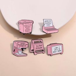 Gepersonaliseerd ontwerp roze meisje badge kleine accessoires creatieve opbergdoos koffie hine vorm Engelse letter broche