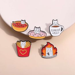 Design personnalisé, des collations de style ludique et des badges d'animaux de dessins animés de la série de chats, des frites de français créatives, des beignets, des broches