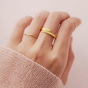 Bagues Double Nom Gravées Personnalisées Pour Couple Personnalisé Toute Lettre Date Anneau Initial Bijoux En Acier Inoxydable Cadeau D'anniversaire BFF