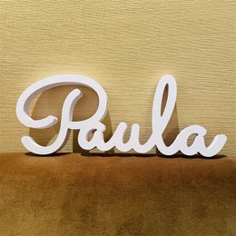 Gepersonaliseerde grote naamsignalen hout PVC -tabel Wall Letters aangepaste babynaam voor kleuterschool bruiloft decoratie 220618