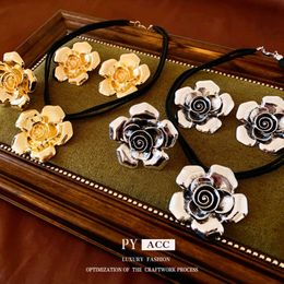 Collier de fleurs en métal personnalisé, ensemble de bagues de boucle d'oreille, design exagéré et de niche, chaîne de clavicule, bijoux de tempérament