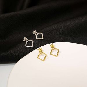 Gepersonaliseerde minimalistische geometrische holle metalen vierkante diamanten oorbellen veelzijdige temperament liefde oorbellen voor vrouwen