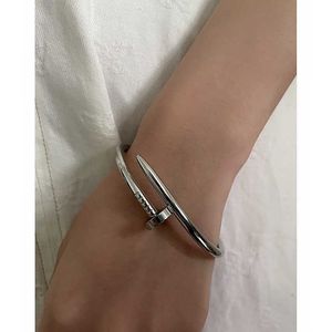 Style de bracelet à ongles personnalisé avec ouverture personnalisée et à la mode luxe simple pour les hommes avec des bracelets originaux de charrette