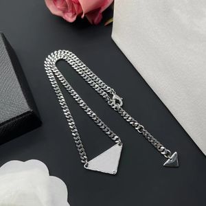 Collares personalizados Mujeres Joyería de acero inoxidable Nunca se desvanecen Mejor amigo Collar Colgante de plata Hombres de lujo Cadenas 48 cm Triángulo invertido Diseñadores Regalo