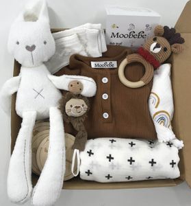 Gepersonaliseerde pasgeboren cadeau -set babykleding speelgoedmand 8 in 1 verjaardag baby shower cadeaus luxe rammelaar legwarmers slaapzakken