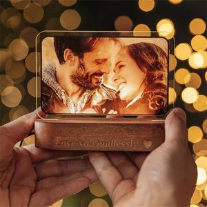 Gepersonaliseerde PO -foto LED Nachtlicht aangepaste laser gegraveerde tekst Houtbasis USB Acryl -bureaulamp voor familiepaar cadeau 220623