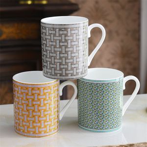 Tasses à café en porcelaine personnalisées Bone China Lait Tasse Cuisine Bureau Vaisselle Nordic Home Decor Cadeau d'anniversaire unique pour elle 220311