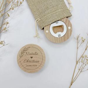 Faveur de mariage personnalisé Sceau de mariage en bois Gravé Magniture Aimant de bière Bottle Bottle Mariage Gift Souvenir avec sac de jute 240323