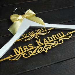 Gepersonaliseerde trouwhanger met date bruid bruid hanger aangepaste kledinghanger 210318