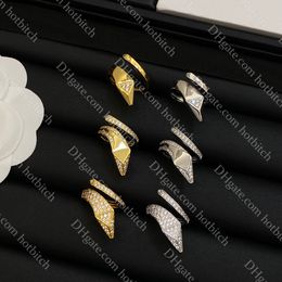 Anneau de diamant pour femmes personnalisées de haute qualité de haute qualité en acier en acier concepteur classique triangle ouvert ringon luxe bijoux en gros