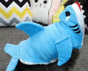 Huisdier kleding fabrikanten aanbod aanbieding driedimensionale haai vorm transformatie pak kleine hond doek huisdier hondenkleding groothandelsprijs