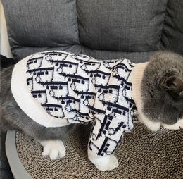 Pet Clothingin Otoño e Invierno cálidos calientes pequeños y medianos Cat suéter de gato prendas calientes