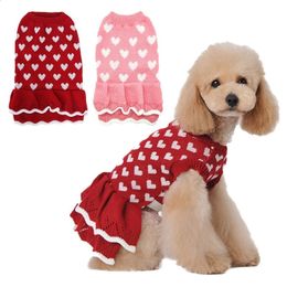 Pull pour animaux de compagnie, jupe rouge en forme de cœur, col rond, vêtements Slim, tricot chaud pour chien, chat, vêtements de vacances, 240129