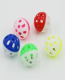 Jouets pour animaux de compagnie en plastique creux pour chien de compagnie chat coloré jouet de balle avec petite cloche adorable vocation en plastique ball interactif tinkle chiot pl7031717