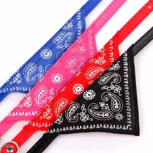 Huisdieren halsbanden met verstelbare gesp S XL PUPPY PU-kraag met gedrukte driehoekige sjaal
