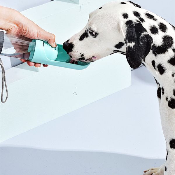 Alimentadores de mascotas Botella de bebida al aire libre Botella de agua portátil para perros 300ML Material ABS PC y anillo de sellado de silicona para viajar Caminar Senderismo