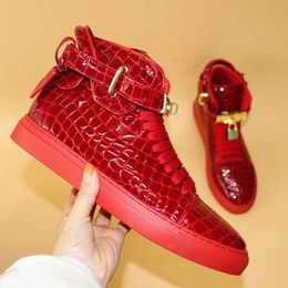 Phenkang, zapatillas altas con relieve para hombre, zapatos planos rojos con cierre de encaje, botas de diseñador de cuero auténtico, zapatos informales para hombre 240126
