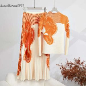 Stuk kleding twee stretch miyake geplooid pak voor vrouwen nieuw geprinte coltrui met lange mouwen slanke t-shirt elastische taille roks sets 2024