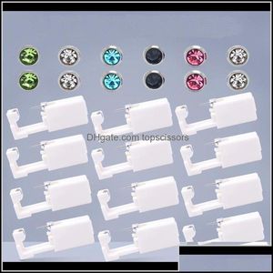 Kits de piercing Unité d'oreille stérile jetable Cartilage Tragus Helix Gun No Pain Piercer Tool Hine Kit Stud Choose Design 0492 Sqim Drop Dhan4