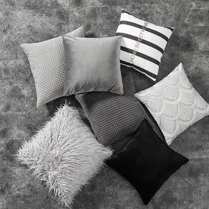 Couvre-oreiller avec décoration de tissu gris décor d'oreillers de chevet à la maison