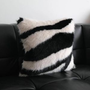 Couverture d'imitation de style oreiller canapé en peluche en noir et blanc.