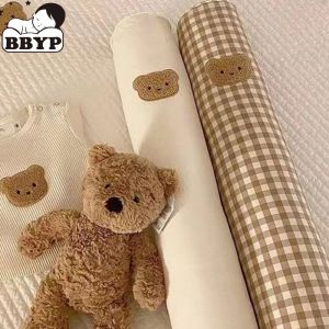 Oreiller de la broderie d'ours coréen bébé lit de pare-chocs de pare-chocs protecteur de lit pour nouveau-né
