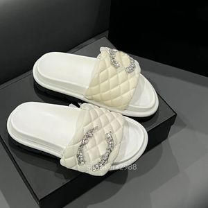 Zapatillas de almohada de diseñador de lujo en relieve con diamantes de agua, zapatillas de mula, zapatillas de verano con fondo plano y piernas voladoras, zapatillas en espiga, sandalias de playa informales para mujer