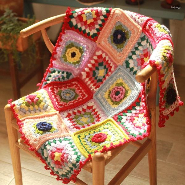 Oreiller Vintage Forest est une couverture antique à carreaux au crochet d'une grand-mère faite à la main