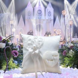 Oreiller carré blanc en Satin ivoire, panier et bague pour fille, décoration de mariage en forme de cœur camélia