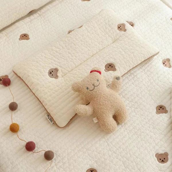 Almohadas nacidas, almohada para bebé, almohada absorbente de sudor transpirable de algodón de malla de verano para decoración de habitación de bebé, bordado con patrón de oso lindo 231031