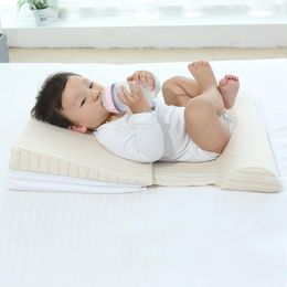 Kussens geboren baby slaapkussen Anti Baby Spit Milk Crib Cot Sleep Positionering Wedge Anti-Reflux Cushion Cotton Pad Mat Druppel 230309