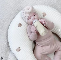 Almohadas Almohada para niños Cojín de cabeza de lactancia desmontable Parachoques de cuna suave Forma de luna Oso bordado Almohada de lactancia para bebés nacidos 231031