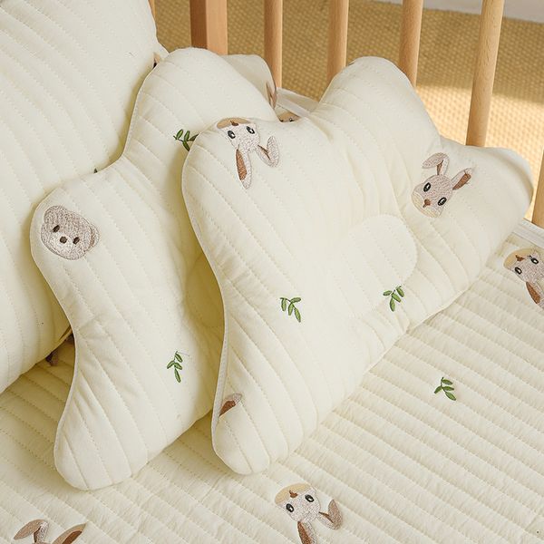 Almohadas Almohada de bebé con oso bordado, almohada de lactancia infantil para recién nacidos, cojín de protección para la cabeza, almohada antivuelco para dar forma al sueño para niños pequeños 230422