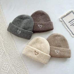 Oreillers amour coeur broderie bébé tricot chapeaux hiver enfants couleur unie épais doux Crochet chaud bonnet casquette enfants coréen extérieur chapeau 231027