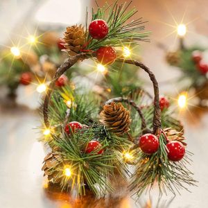 Guirnalda de luces navideñas con cono de pino, 20 LED, funciona con pilas, con hada de frutos rojos, para decoración de repisa de chimenea de Navidad en interiores y exteriores