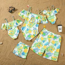 Pineapple Family bijpassende zwempakken Ruffled Mother Daughter Swimwear Onepiece Mommy en ik kleding vader Son Swim shorts 240515