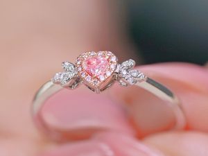 Roze 22090602 Diamantringen met zijstenen 0.15CT Hartvorm