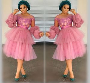 Roze Afrikaanse stoffige Nigeriaanse dichter lange mouwen korte mouwen korte prom jurken schep nek kanten toegewezen gelaagde tule knie-lengte formele avondjurken