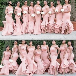 Roze Afrikaanse meisjes zeemeermin bruidsmeisje jurken voor bruiloft off-off schouder gelaagde hi-lo bruidsmeisje jurken geruste satijn zeemeermin formeel feest gastjurk plus size cl0907