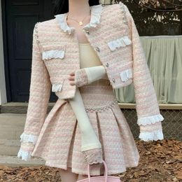 Roze herfst en winter Cavai grove tweed tweedelige set voor dames zoete kant patchwork wollen jas elegante parelplooien miniskipak 240311